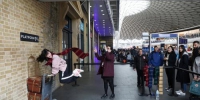 　　“哈利波特”（Harry Potter）20周年之际，人们在英国伦敦国王十字车站拍照留念。 - 新浪广东