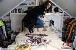 住在伦敦的女孩Greta Clarke在家中摆出骑扫帚的姿势拍照。《哈利波特》迷们马上将迎来《哈利波特与魔法石》发行20周年纪念日，这是《哈利波特》系列的首册，面世以来以79种语言在全球售出了4亿5千万册，根据该书拍摄的电影获得了70亿美元的票房。 - 新浪广东