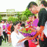 昨日上午，高明纪念中学举行毕业典礼，学生向老师献上鲜花。 - 新浪广东