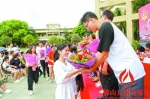 昨日上午，高明纪念中学举行毕业典礼，学生向老师献上鲜花。 - 新浪广东