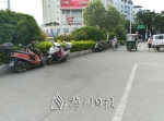 梅州大桥新华书店前存在乱停放逆行现象。（王丽莉 摄） - Meizhou.Cn