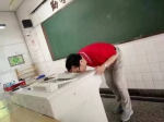 杭州一教师吻别照火了 拒绝高薪想做件更有意义的事 - News.Ycwb.Com