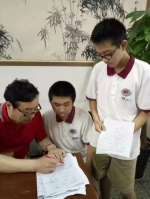 杭州一教师吻别照火了 拒绝高薪想做件更有意义的事 - News.Ycwb.Com