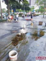 油污清理前，一位女士滑倒后无大碍，很快就站起来了。 - 新浪广东