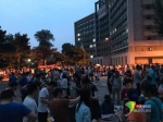 人大跳蚤市场生意火爆。中国青年网记者张瑞宇摄 - 广东电视网