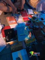 人大跳蚤市场上出售的书籍。中国青年网记者张瑞宇摄 - 广东电视网