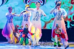 梅县区木偶传习所的年轻演员们进行提线木偶表演《木偶杂耍》。 - Meizhou.Cn