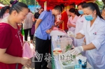 现场设点免费为群众快速检测蔬菜的农药残留情况。（连志城　摄） - Meizhou.Cn