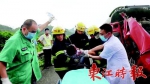 消防官兵救出被困人员。 - Southcn.Com