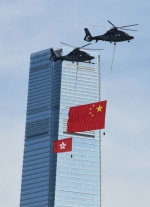 7月1日，香港特区政府在金紫荆广场举行升旗仪式，庆祝香港回归祖国20周年。这是两架分别悬挂中华人民共和国国旗、香港特区区旗的直升机从空中飞过。　　　　　　　　　　　　　　　　　　　　　（图片均为新华社发） - Meizhou.Cn