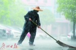 石龙儿童医院，一名环卫工人在暴雨中工作。 - 新浪广东