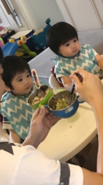 林志颖晒双胞胎儿子吃饭照 自叹：爸比很忙 - Southcn.Com