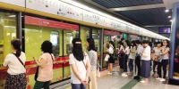 广州地铁试点女性车厢首周 女性车厢男士真的少了很多 - 广东电视网