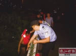 民警摸黑下水搜救轻生女子。（通讯员供图） - 新浪广东