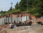 建房要注意用浆砌石防护削坡面。(市国土局供图) - Meizhou.Cn
