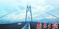 月7日，港珠澳大桥主体工程全线贯通。图为车辆行驶通过“中国结”造型桥塔。 - 新浪广东