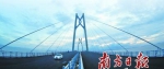 月7日，港珠澳大桥主体工程全线贯通。图为车辆行驶通过“中国结”造型桥塔。 - 新浪广东