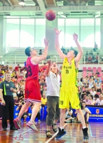 校长（中间白衣者）为联赛开幕战开球。广州日报全媒体记者石忠情摄 - 新浪广东