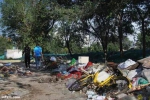 北京朝阳区定福庄附近的一个垃圾堆，被破坏的共享单车如同垃圾一样被丢弃。 - News.21cn.Com