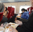 图为G801次列车一等座席的乘客在品尝列车提供的餐食。中新社发 侯宇 摄 - News.21cn.Com