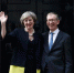 当地时间2016年7月13日，英国新首相特蕾莎·梅与丈夫菲利普正式入主唐宁街10号，同时，她任命的新内阁核心成员也都悉数露面。图为特蕾莎夫妇。 - News.Ycwb.Com
