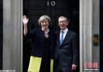当地时间2016年7月13日，英国新首相特蕾莎·梅与丈夫菲利普正式入主唐宁街10号，同时，她任命的新内阁核心成员也都悉数露面。图为特蕾莎夫妇。 - News.Ycwb.Com