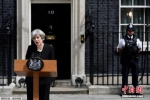 当地时间2017年6月4日，英国伦敦，英国首相特蕾莎·梅在唐宁街10号发表声明她表示，三名嫌犯均身着伪造的自杀式袭击背心，目的是为了制造恐慌。恐怖分子正在互相模仿，英国不会让恐怖主义有生存空间。英国大选活动将在明天恢复进行。 - News.Ycwb.Com