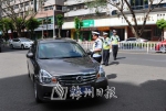 ▲不礼让斑马线的驾驶员将接受处罚。（图片均为李盛华摄） - Meizhou.Cn