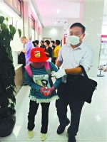 “鱼鳞女孩”求医记 志愿者太热心被当成家人 - 广东大洋网