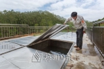新铺镇西区自来水有限公司的工作人员正在检查反应池。（连志城　摄） - Meizhou.Cn