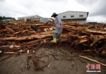 据媒体报道，日本九州地区5日12个小时内的降雨量达到观测史上最大的545.5毫米，是日本至今不曾出现过的记录。灾情最严重的是离福冈机场一小时车程的朝仓市，那里已被洪水冲得面目全非。图为朝仓市内一片狼藉。 - News.Ycwb.Com