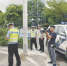 东莞交警开展整治机动车不礼让斑马线违法行为。图为执法现场 东莞交警供图 - 新浪广东