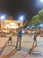 刘舟（中）在广场上免费教人跳“轮舞”，吸引了不少市民来学 记者 陈栋 通讯员 关关 摄 - 新浪广东