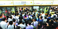 搭地铁最好提前出门 暑期客流量猛增 - 广东大洋网