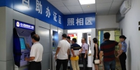 高新园区企业员工及周边乡镇群众到便民服务厅办理和咨询业务。（李盛华　摄） - Meizhou.Cn