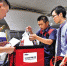 昨日，在广州南站，商家将外卖送至网络订餐配送中心，由工作人员统一送上列车 - 广东电视网