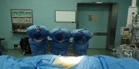 7月9日，器官获取手术开始前，医务人员向捐献者鞠躬致敬。复旦大学附属中山医院 供图 - 新浪广东