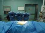 7月9日，器官获取手术开始前，医务人员向捐献者鞠躬致敬。复旦大学附属中山医院 供图 - 新浪广东