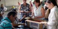 2017年7月16日，在委内瑞拉加拉加斯，志愿者在计票。（新华社/法新） - News.21cn.Com