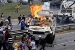 5月1日，在委内瑞拉加拉加斯，反对派支持者破坏警方车辆。（新华社/路透） - News.21cn.Com