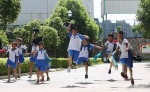 家长让小学生暑假日理万机，人民日报刊文：多点“无用之用” - 广东电视网