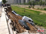 陕西延安一河堤发生垮塌 八辆车掉入河槽 - News.Ycwb.Com
