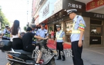 “交警尖刀”队伍现场整治交通违法行为。 - Meizhou.Cn