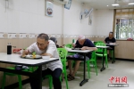 杭州老年食堂售卖套餐10年未涨价 - News.Ycwb.Com