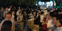     杭州一献血车外的排队市民。　张斌　摄 - 新浪广东