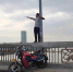 番禺洛溪大桥一男子持菜刀欲跳桥 导致交通严重拥堵 - 广东大洋网