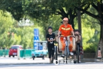 “小候鸟”跟环卫妈妈一起在烈日下扫马路 - 广东电视网