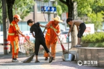 “小候鸟”跟环卫妈妈一起在烈日下扫马路 - 广东电视网
