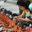 资料图片：一位市民在湖北省宣恩县摩拜单车投放现场扫描二维码取车。新华社发 - News.21cn.Com