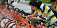 资料图片：一位市民在湖北省宣恩县摩拜单车投放现场扫描二维码取车。新华社发 - News.21cn.Com